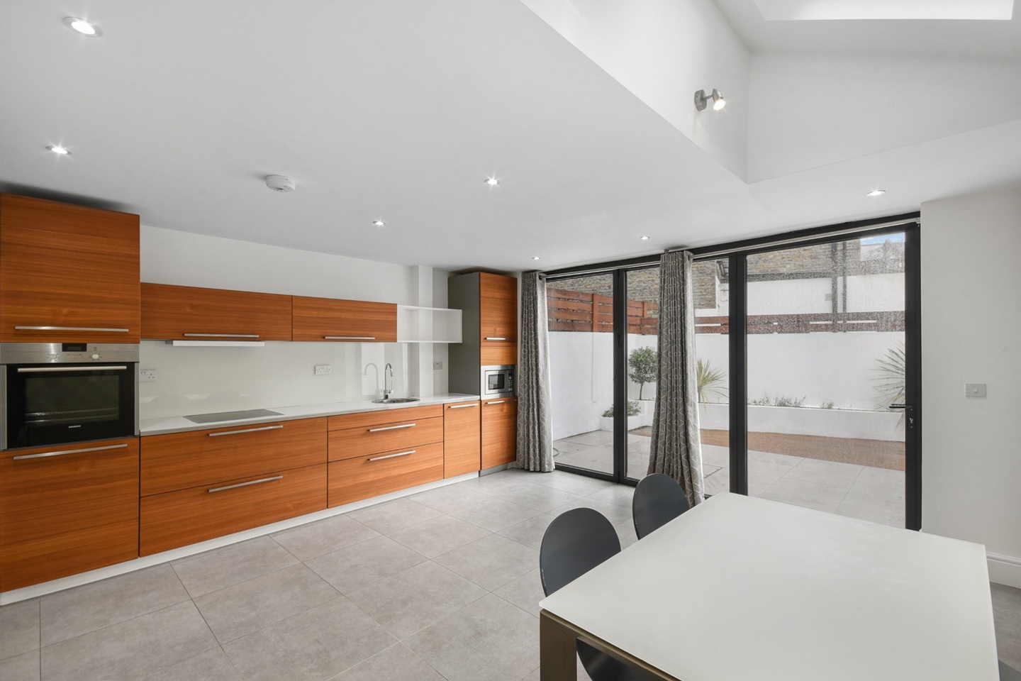 2 Bed Flat, Mayflower Road, SW9 photo 2