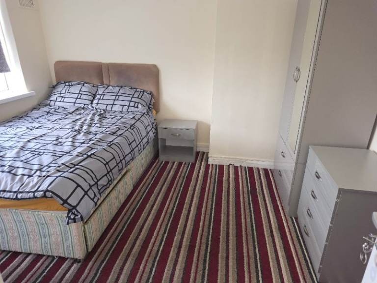 Room in a Shared House, Drews Lane, B8
