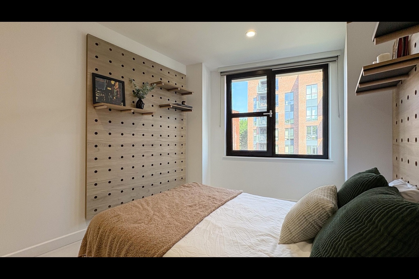 Studio Flat, Commercial Road, E14