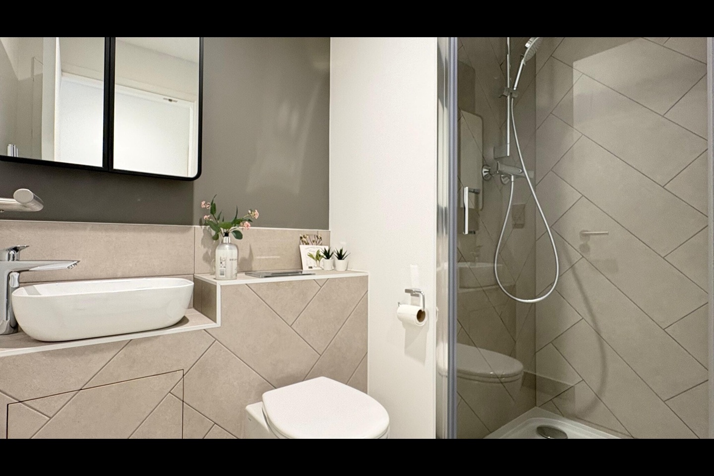 Studio Flat, Commercial Road, E14 photo 3