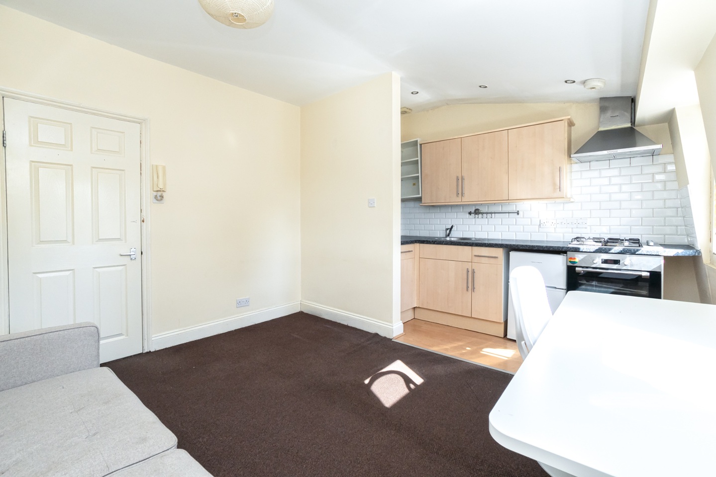 1 Bed Flat, Richmond Road, E8 photo 2