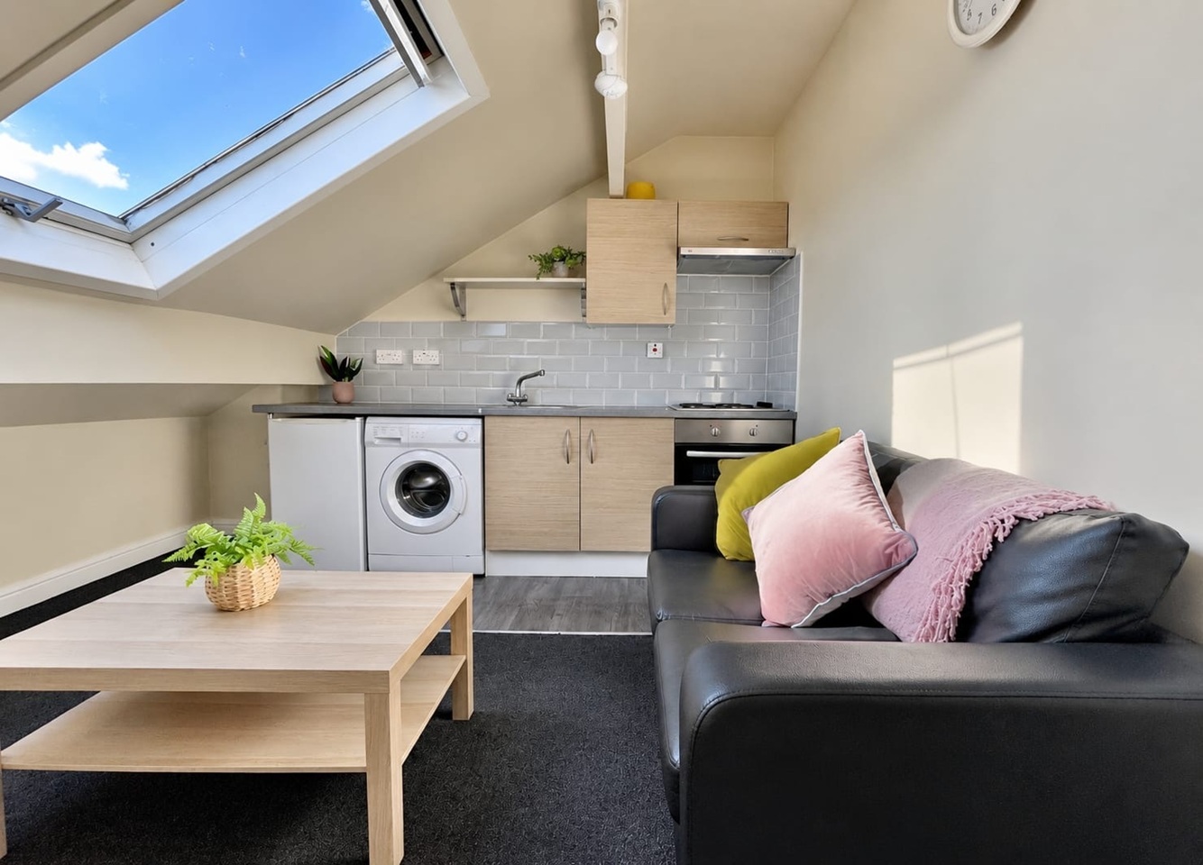 1 Bed Flat, Aston Street, LS13 photo 3