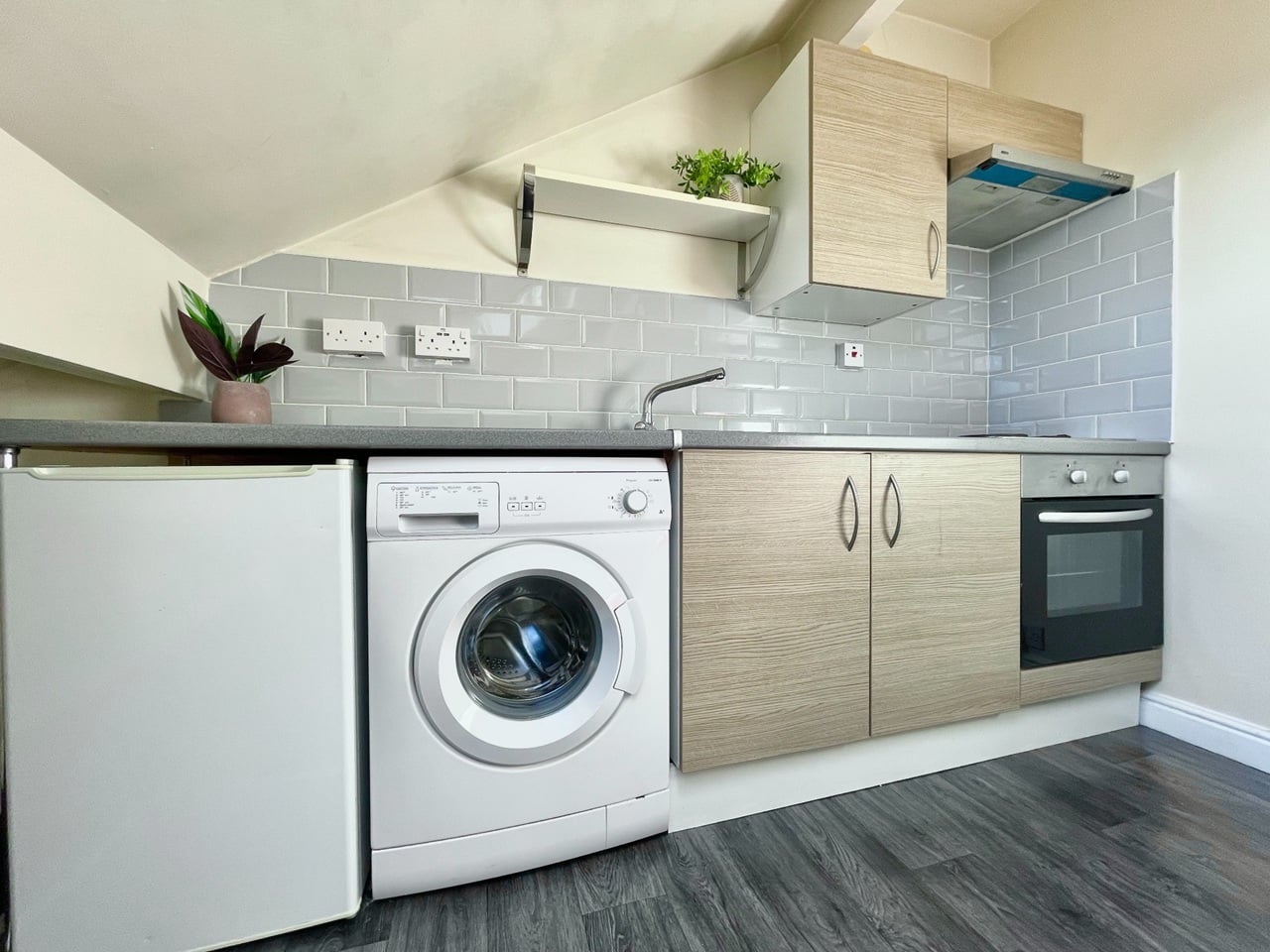 1 Bed Flat, Aston Street, LS13 photo 2
