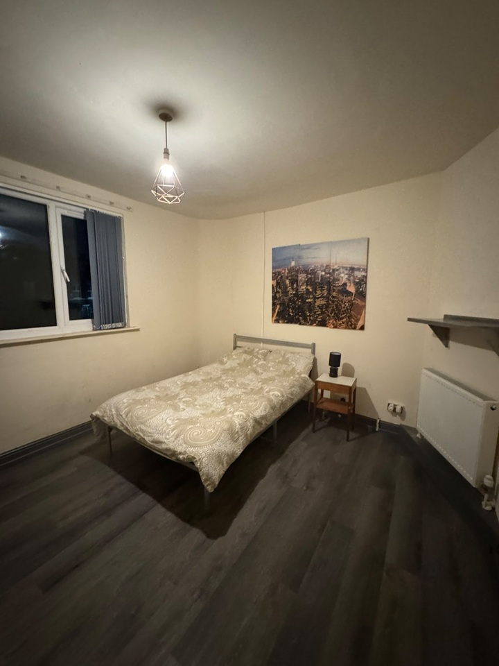 Room in a Shared House, Club St, S11