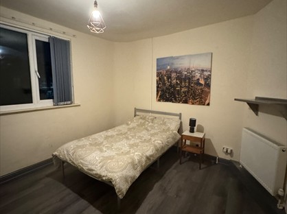 Room in a Shared House, Club St, S11