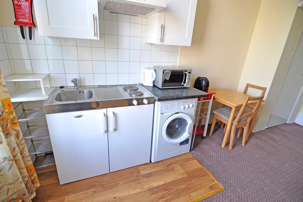Studio Flat, Cromwell Road, SW5 photo 2