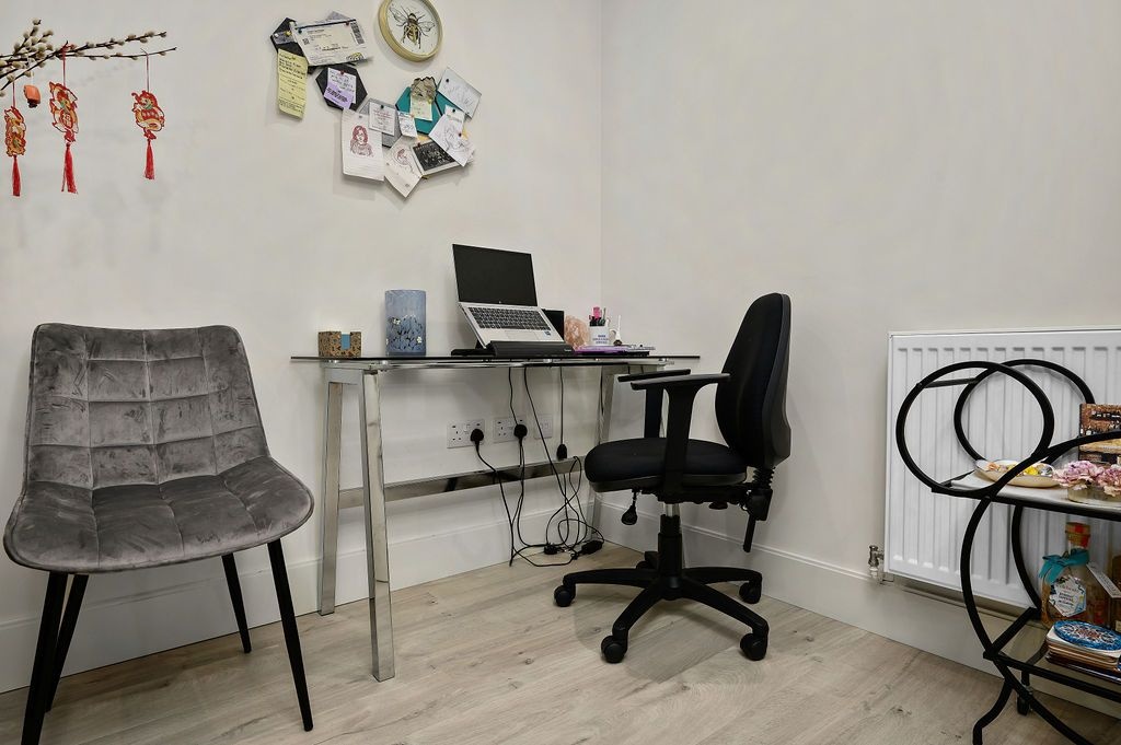 1 Bed Flat, Maclaren House, W14 photo 4