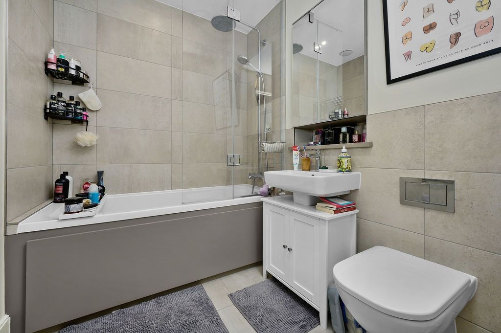 1 Bed Flat, Maclaren House, W14 photo 3