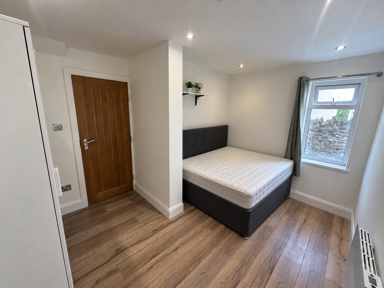 2 Bed Flat, Richmond Road, CF24 photo 3