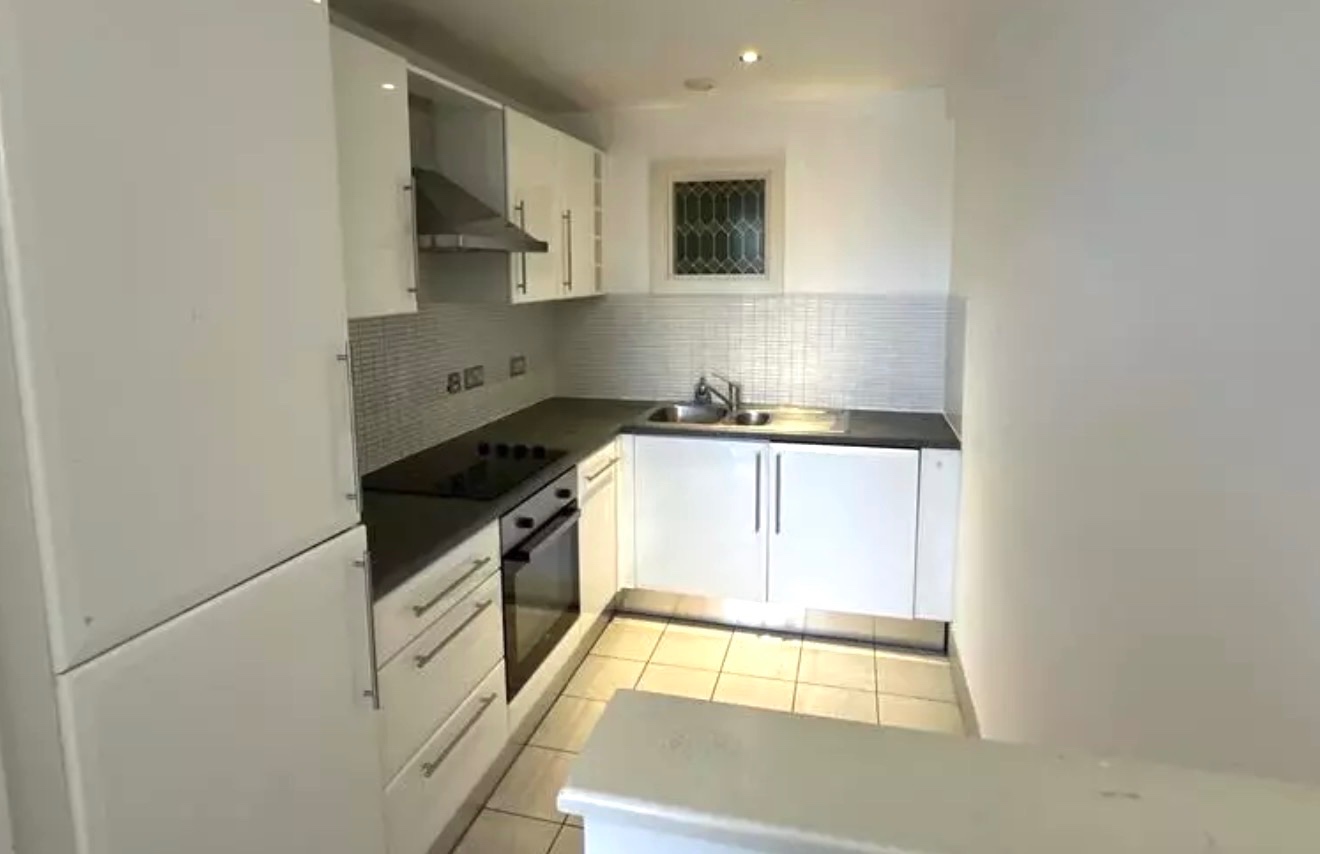 2 Bed Flat, Standish Street, L3 photo 4