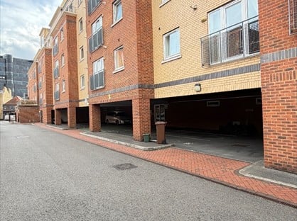 3 Bed Flat, High St, UB8