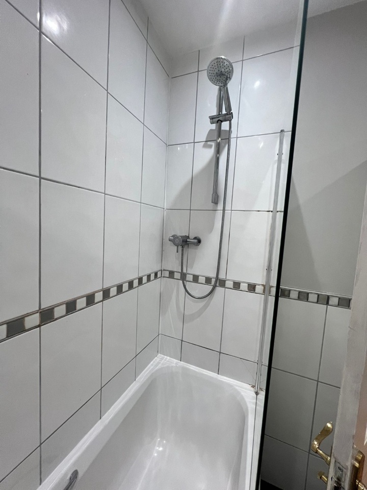 2 Bed Flat, Parkhead Loan, EH11 photo 2
