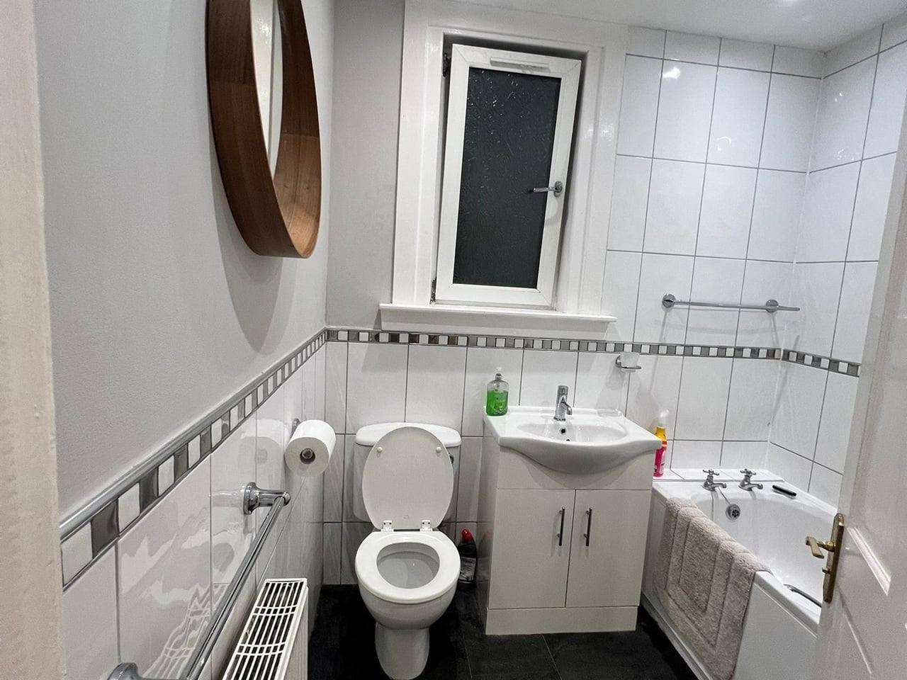 2 Bed Flat, Parkhead Loan, EH11 photo 3