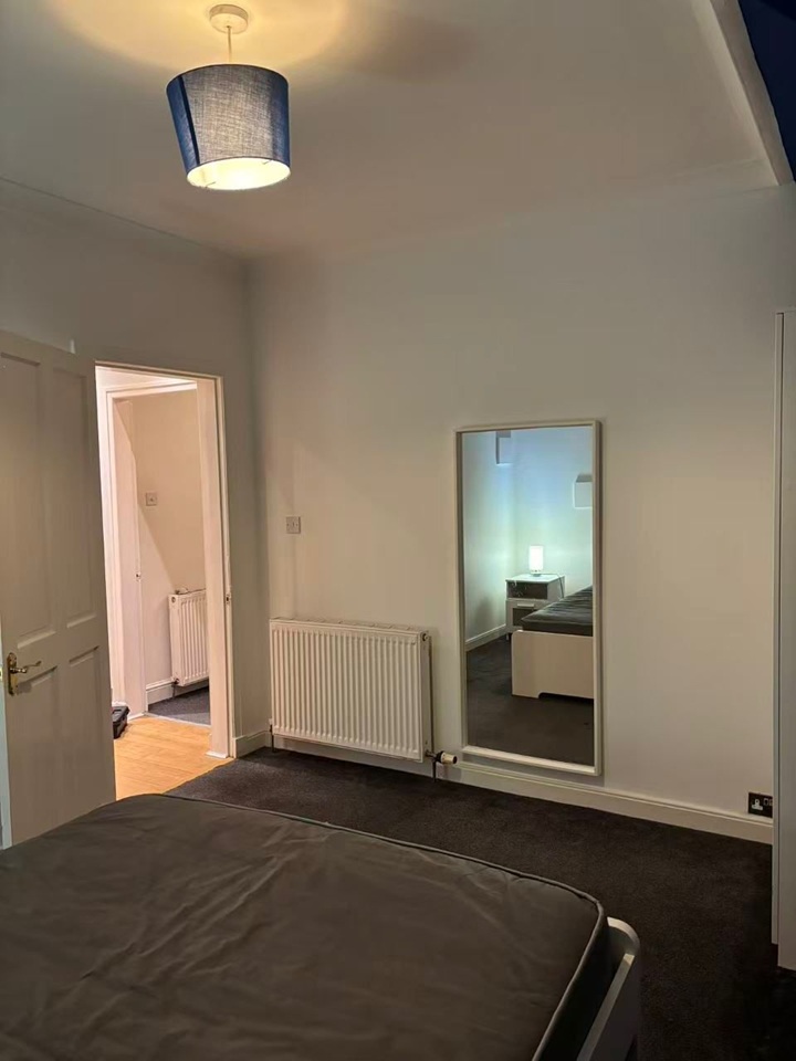 2 Bed Flat, Parkhead Loan, EH11 photo 5