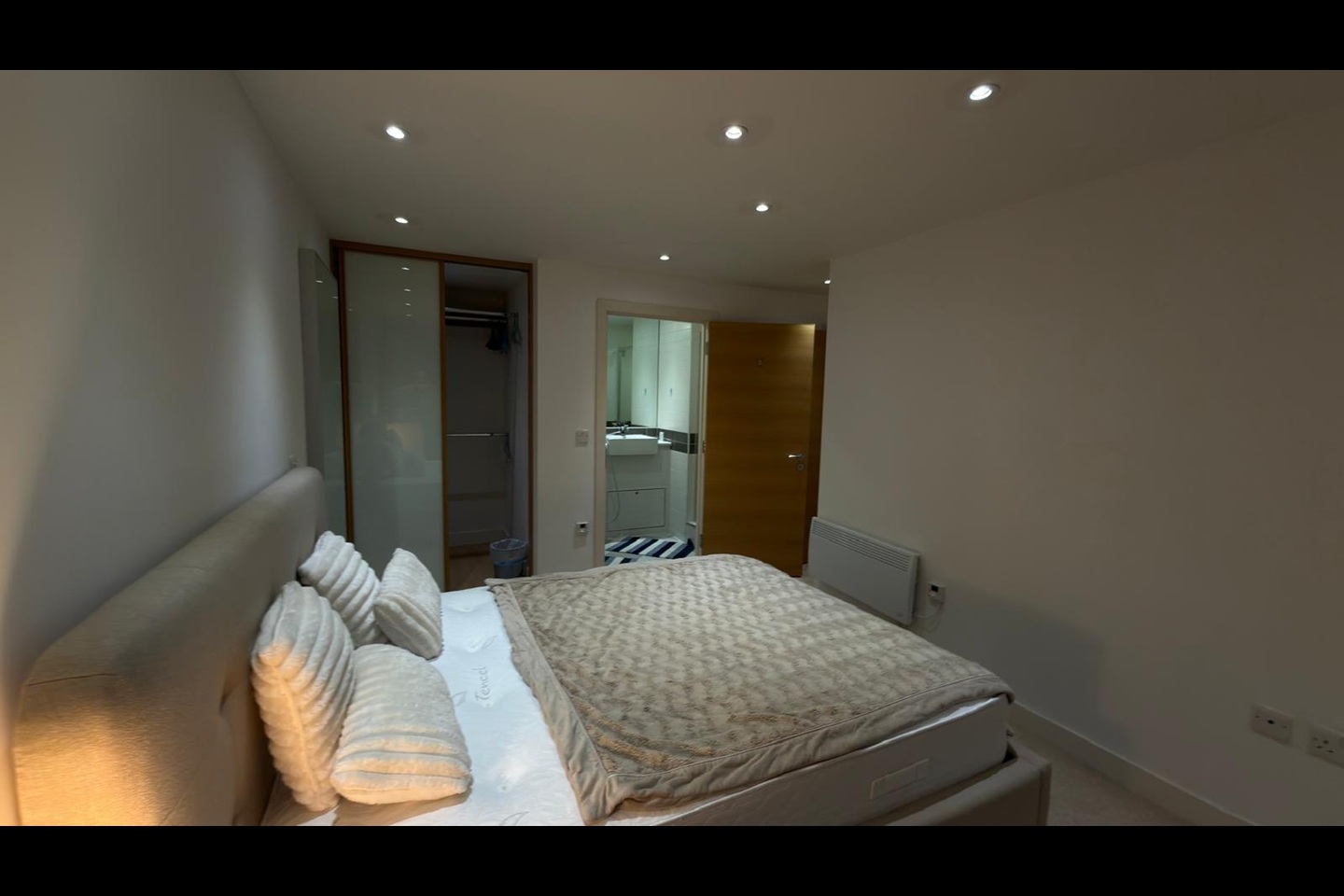 2 Bed Flat, Canal Wharf, B1 photo 2