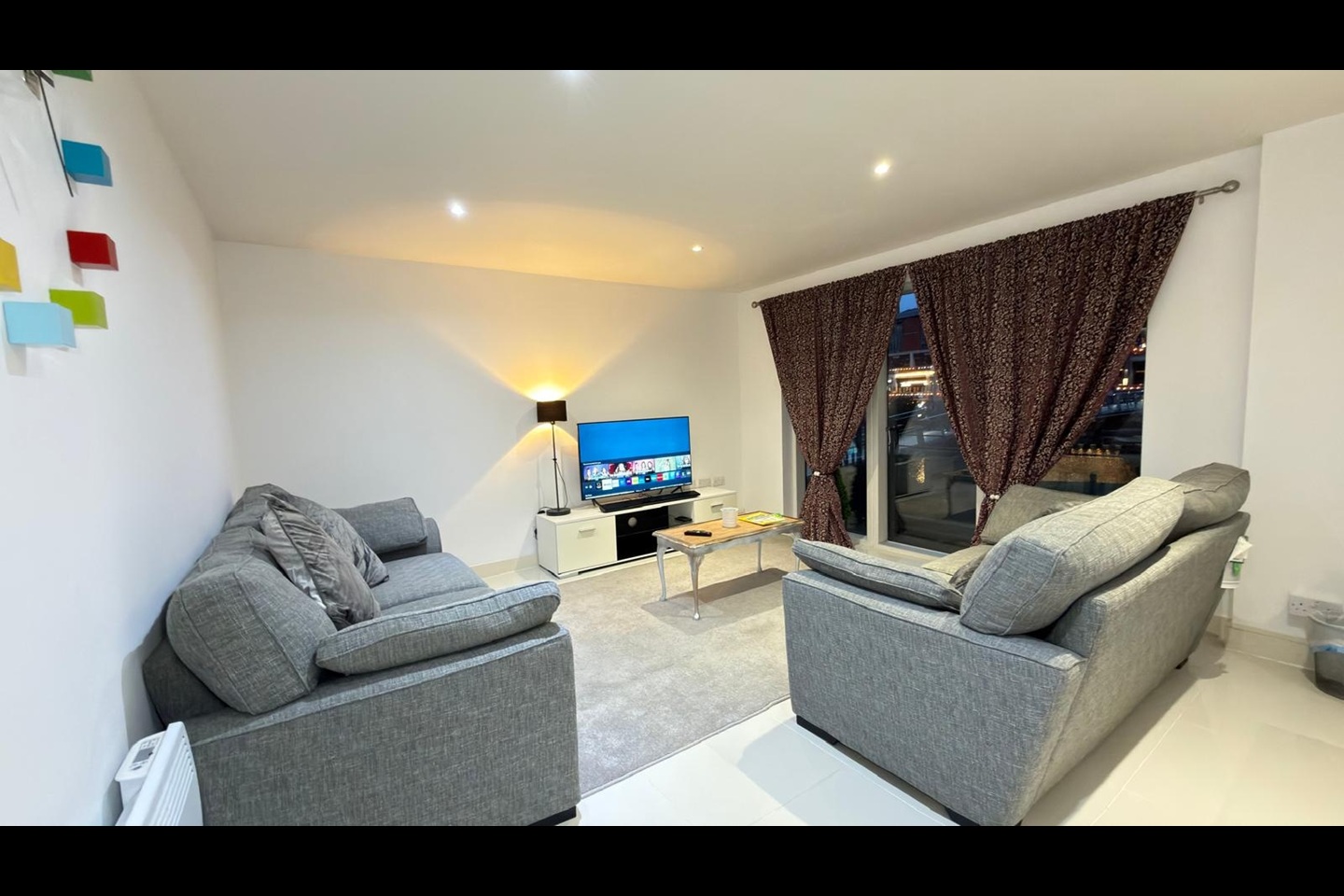 2 Bed Flat, Canal Wharf, B1 photo 3