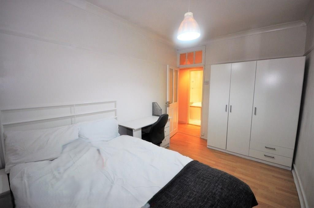 3 Bed Flat, Redman House, EC1N photo 3