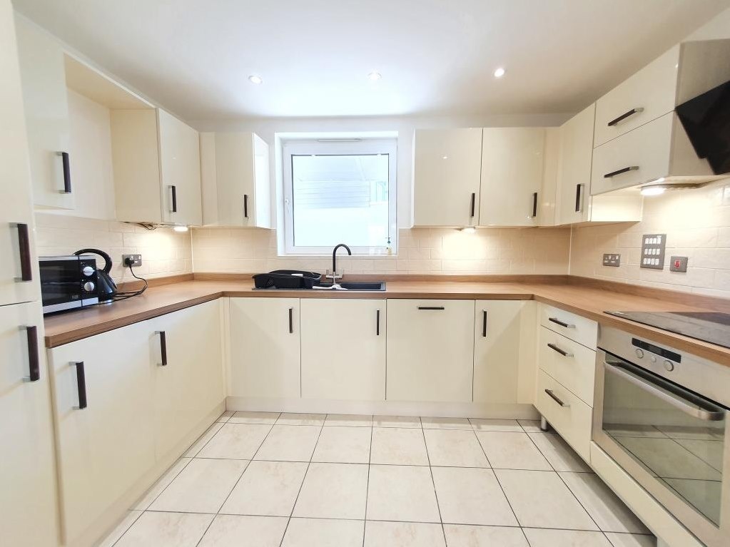3 Bed Flat, Fleet Street, BN1 photo 2