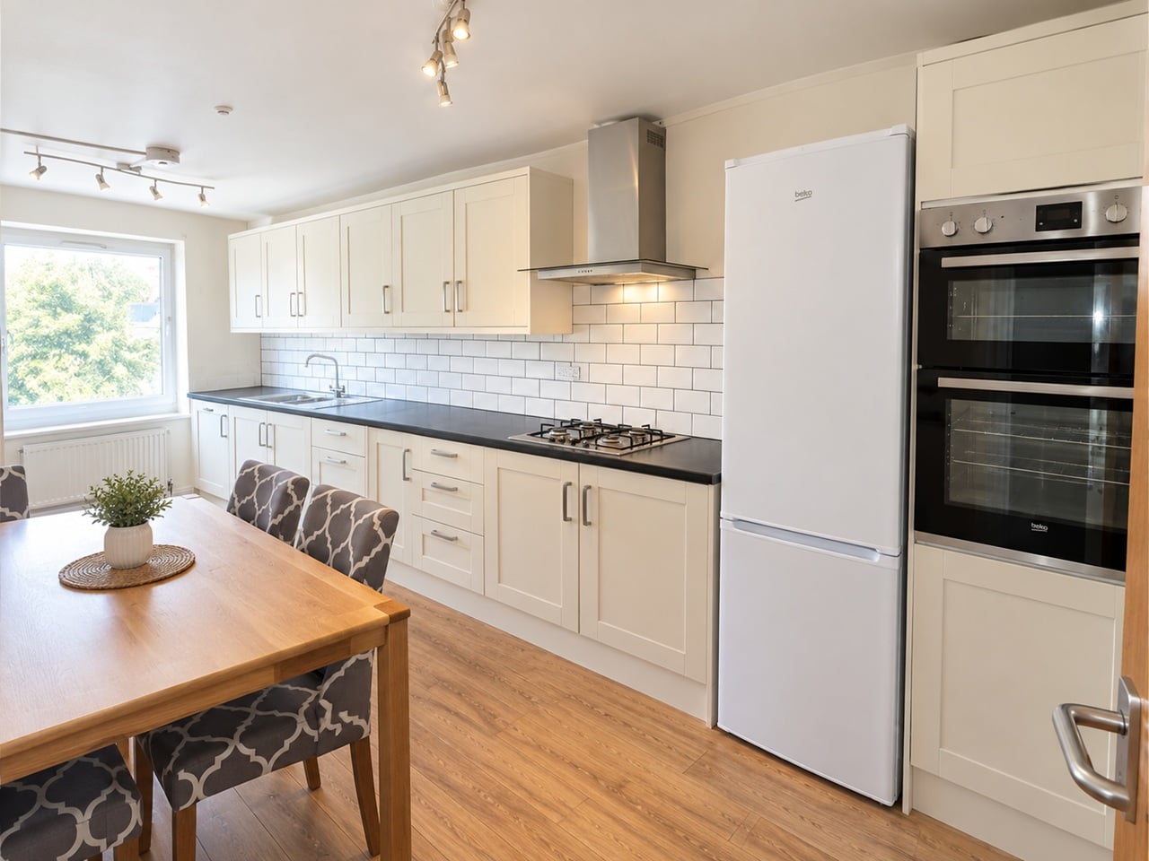 3 Bed Flat, Cowdenbeath Path, N1 photo 2