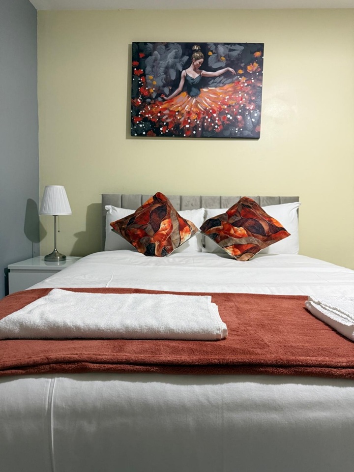 2 Bed Flat, Meadowside Quey Walk, G11 photo 2