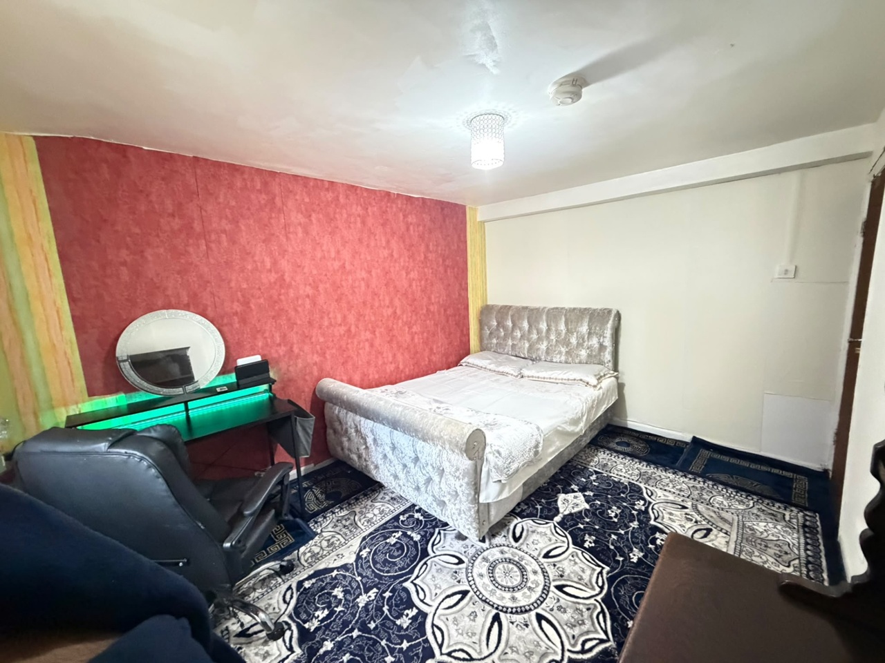 Room in a Shared House, Essendon Walk, B8