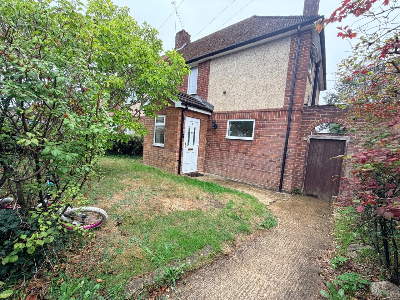 3 Bed Semi-Detached House, Knights Way, RG4