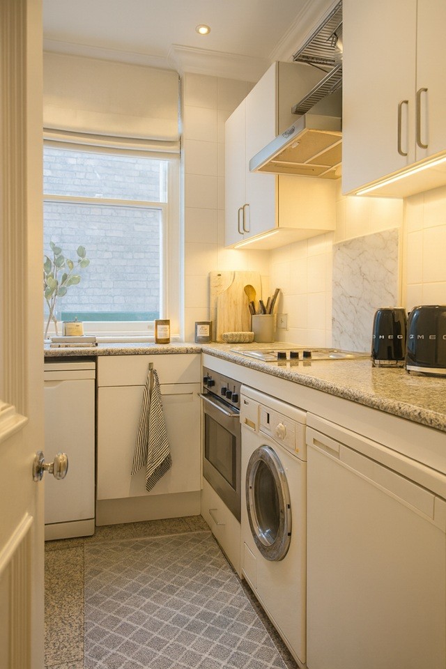 2 Bed Flat, Bedford Avenue, WC1B photo 4