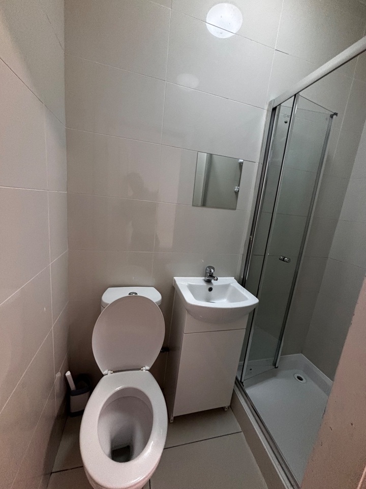 Studio Flat, Malvern Road, NW6 photo 3