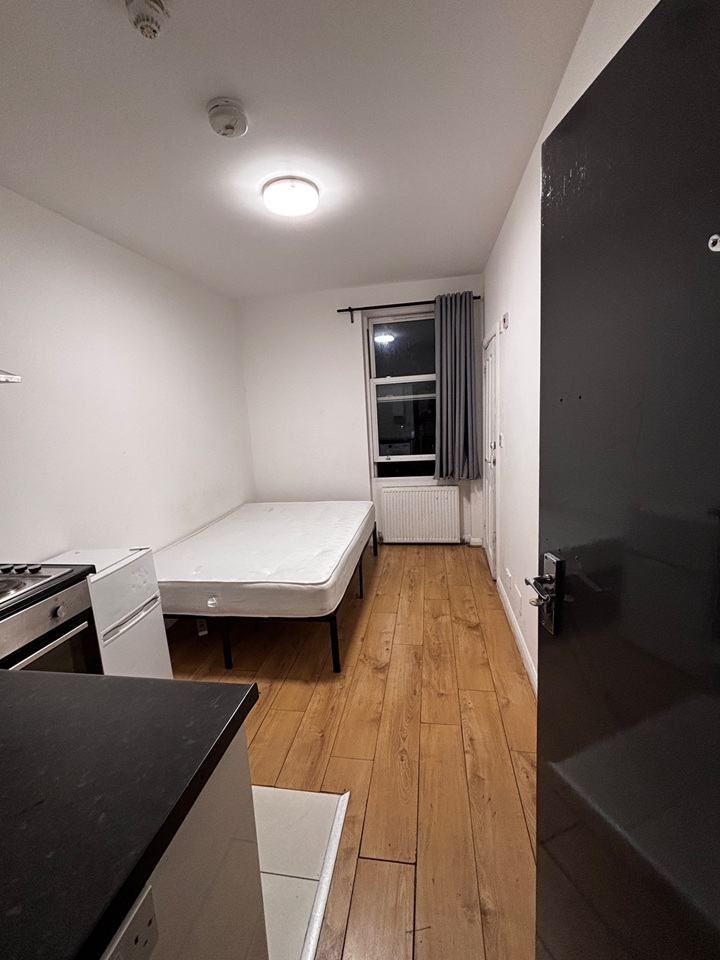 Studio Flat, Malvern Road, NW6 photo 4