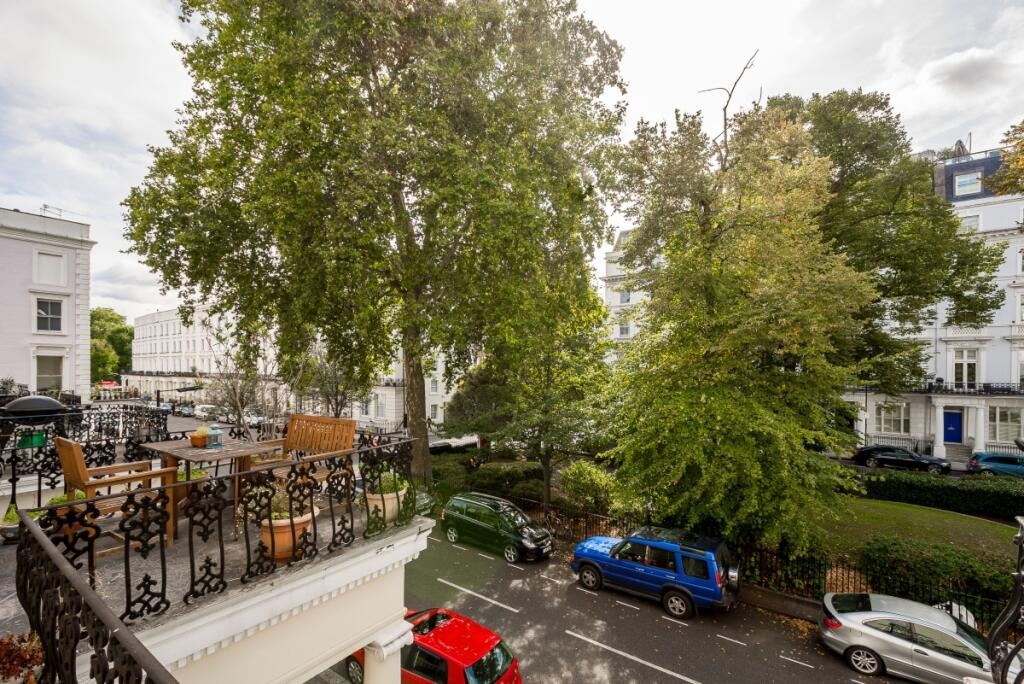 1 Bed Flat, St. Stephens Gardens, W2 photo 3