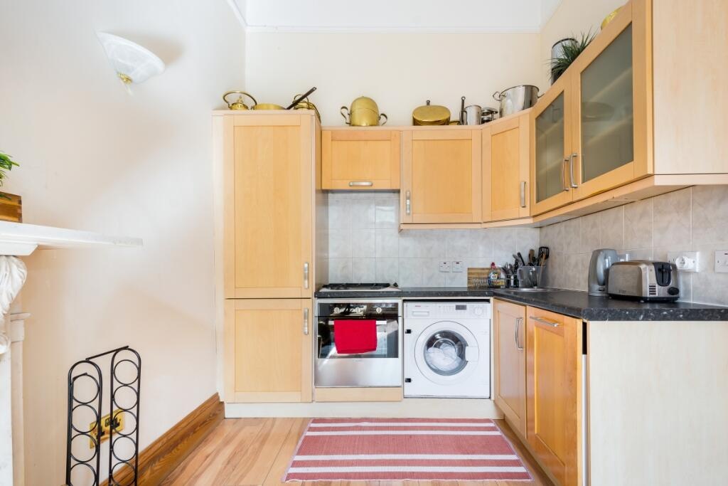 1 Bed Flat, St. Stephens Gardens, W2 photo 4