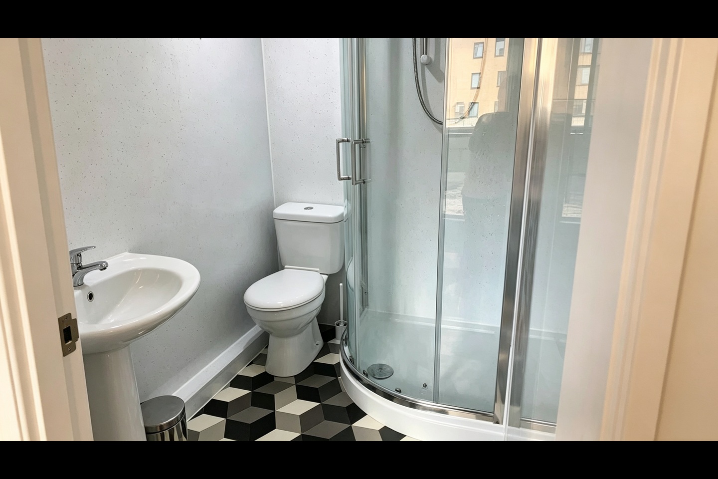 Room in a Shared Flat, Trinity Court, M15 photo 4