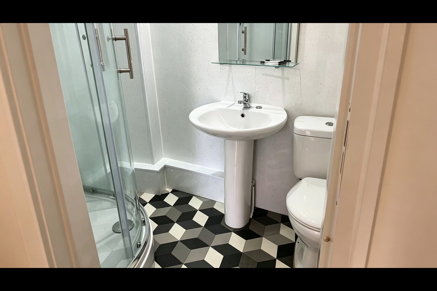 Room in a Shared Flat, Trinity Court, M15 photo 5