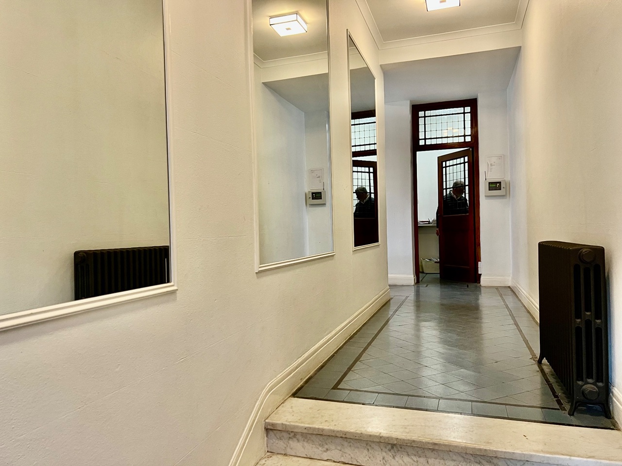 3 Bed Flat, Hornton St, W8 photo 3