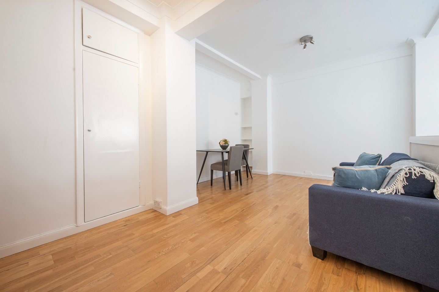Studio Flat, Warren Court, NW1 photo 5