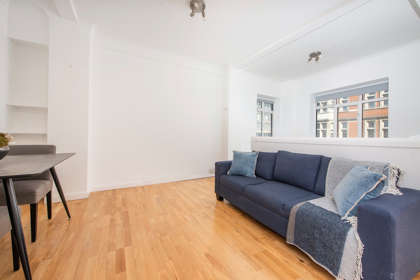 Studio Flat, Warren Court, NW1 photo 2