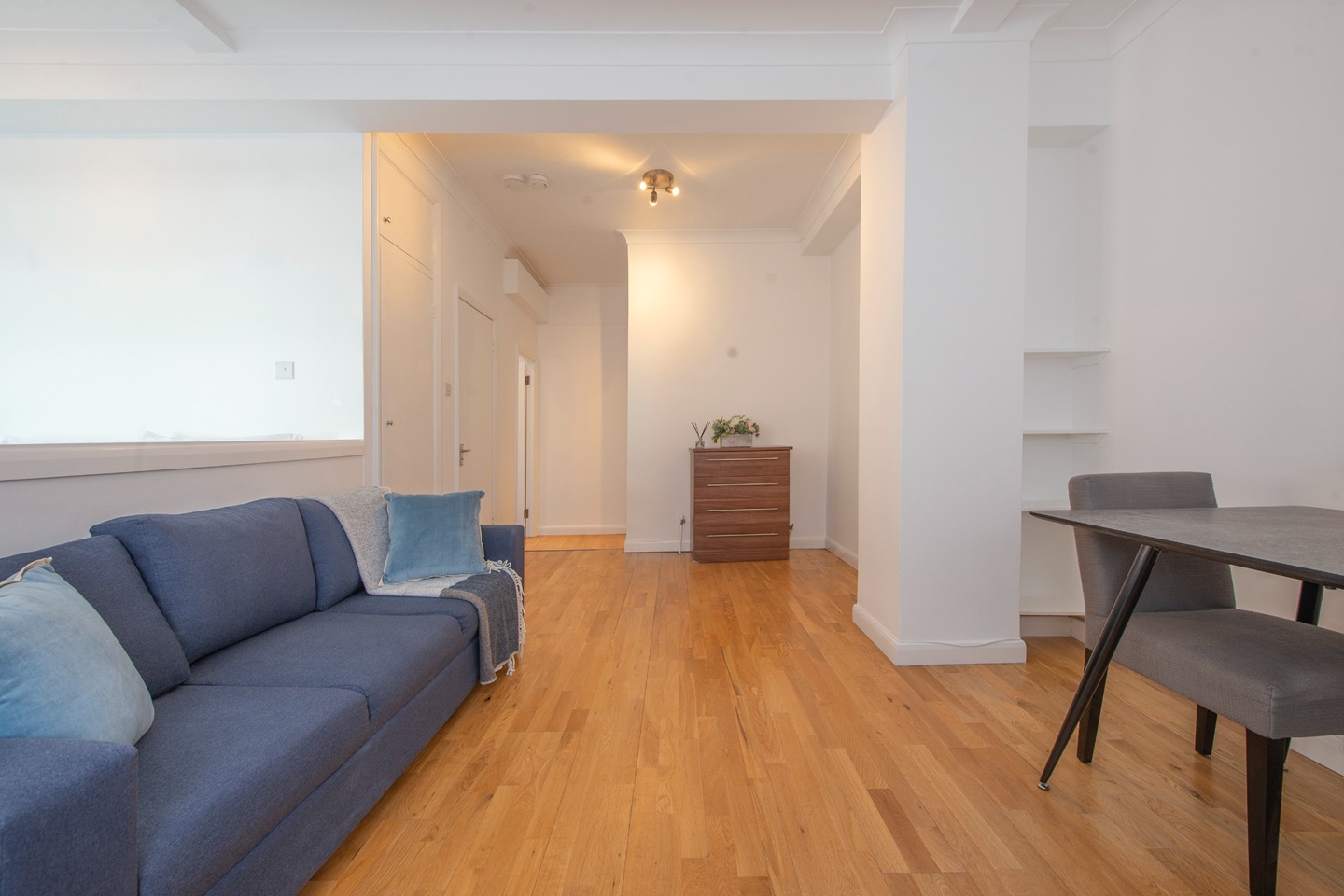 Studio Flat, Warren Court, NW1 photo 3
