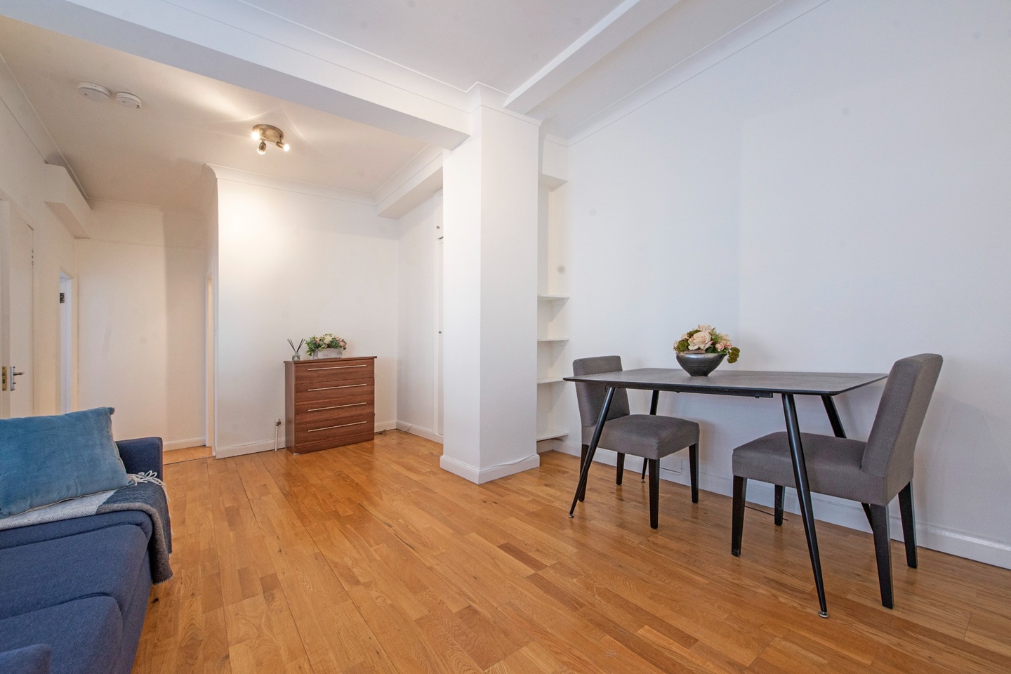 Studio Flat, Warren Court, NW1 photo 4