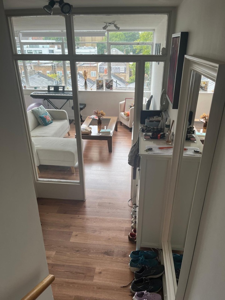 2 Bed Flat, Corringham, W2 photo 2