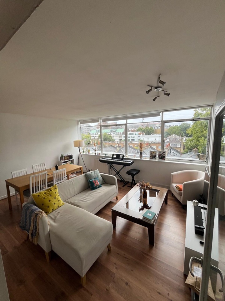 2 Bed Flat, Corringham, W2