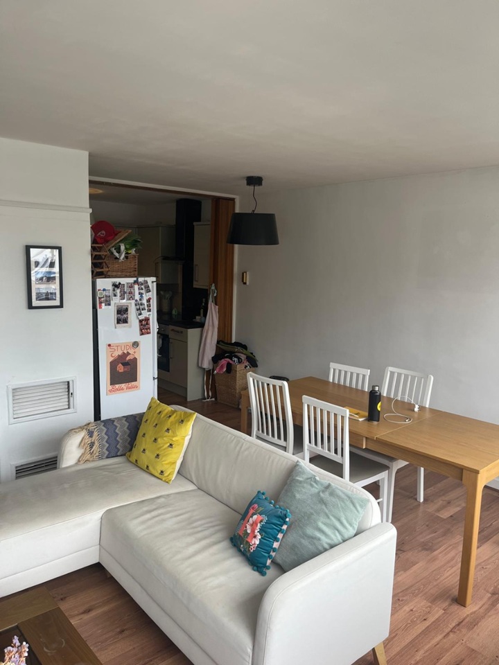 2 Bed Flat, Corringham, W2 photo 4