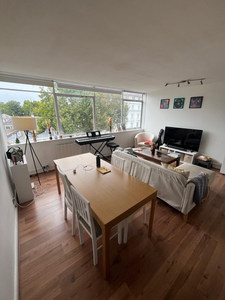 2 Bed Flat, Corringham, W2 photo 3