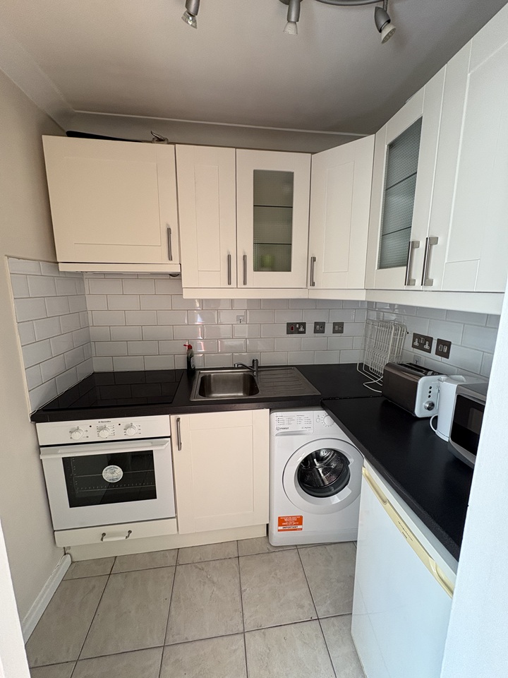 Studio Flat, Westbourne Gardens, W2 photo 2