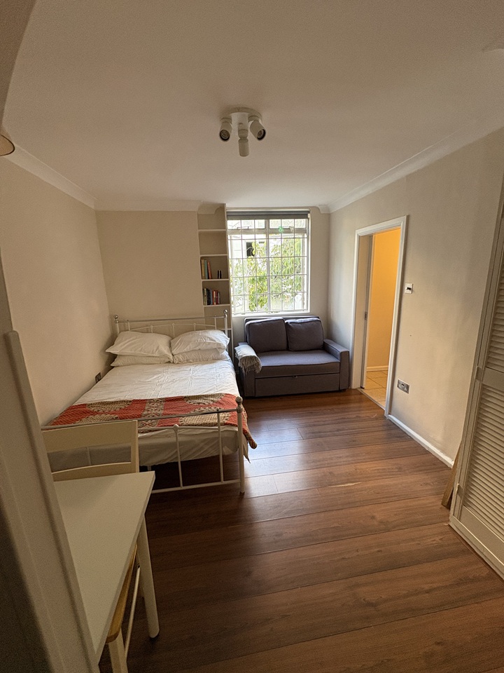 Studio Flat, Westbourne Gardens, W2