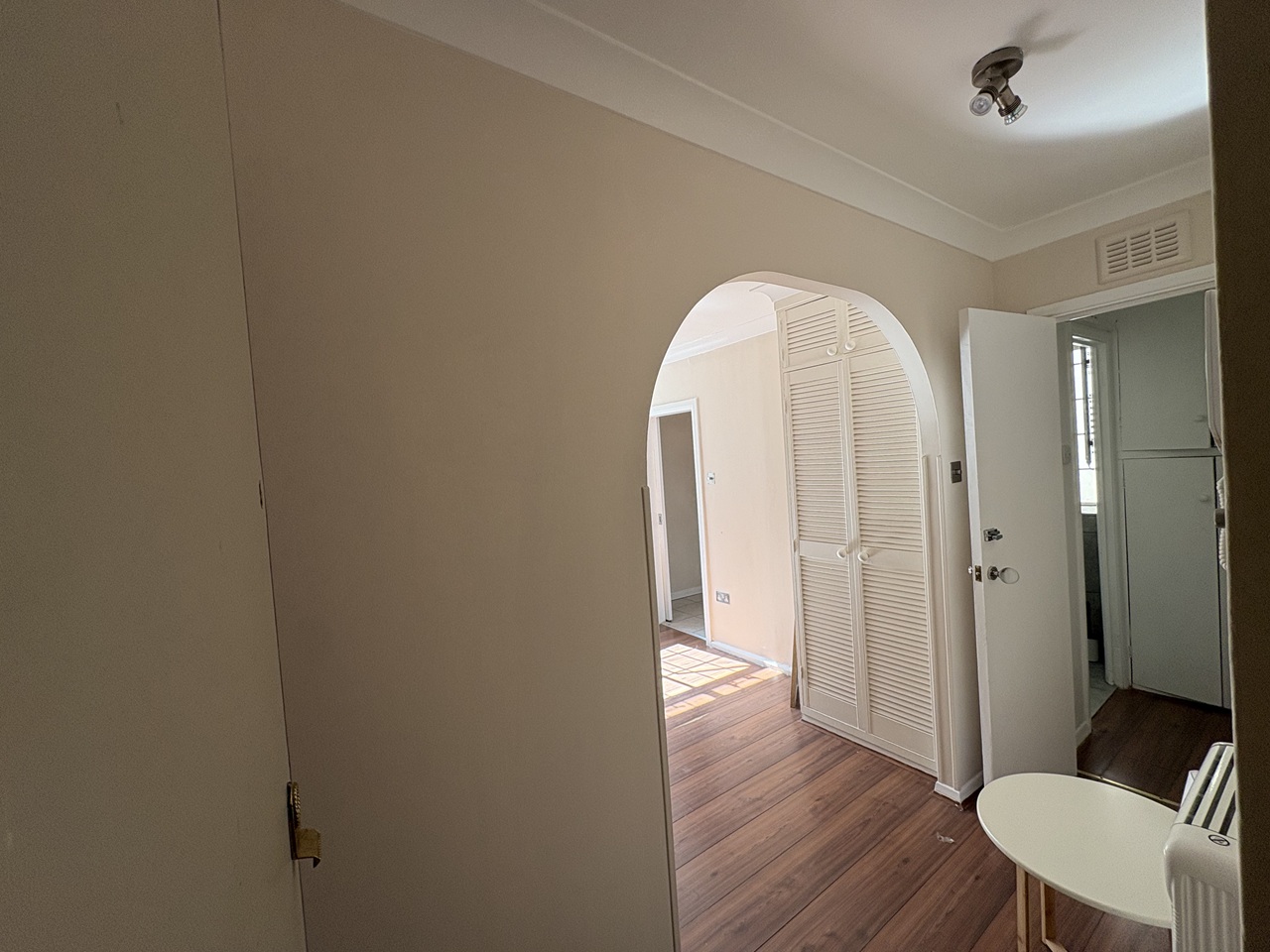 Studio Flat, Westbourne Gardens, W2 photo 4