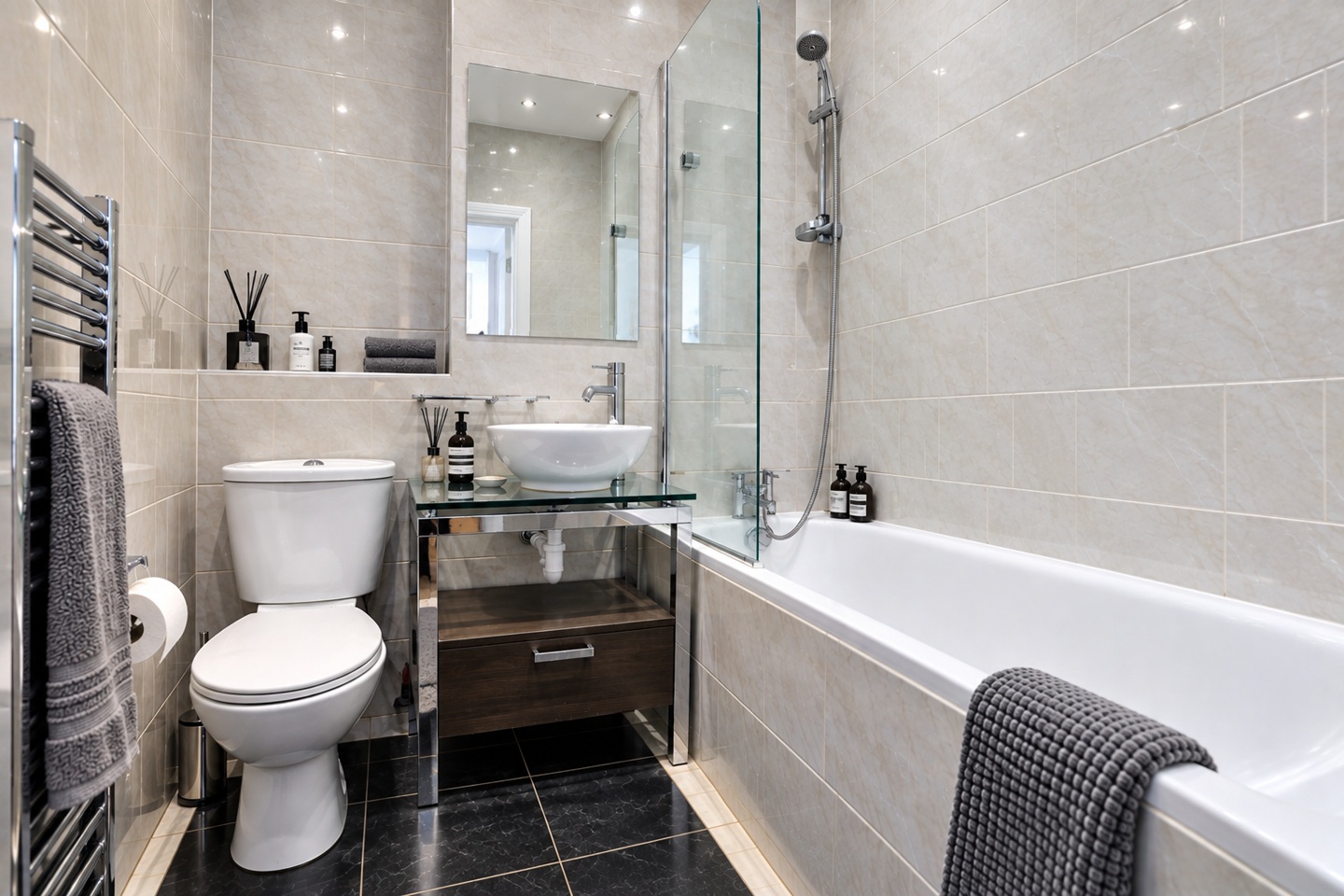 2 Bed Flat, Fulham Road, SW6 photo 4