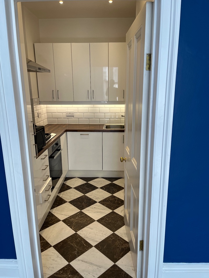 2 Bed Flat, Ground Floor, W14 photo 4