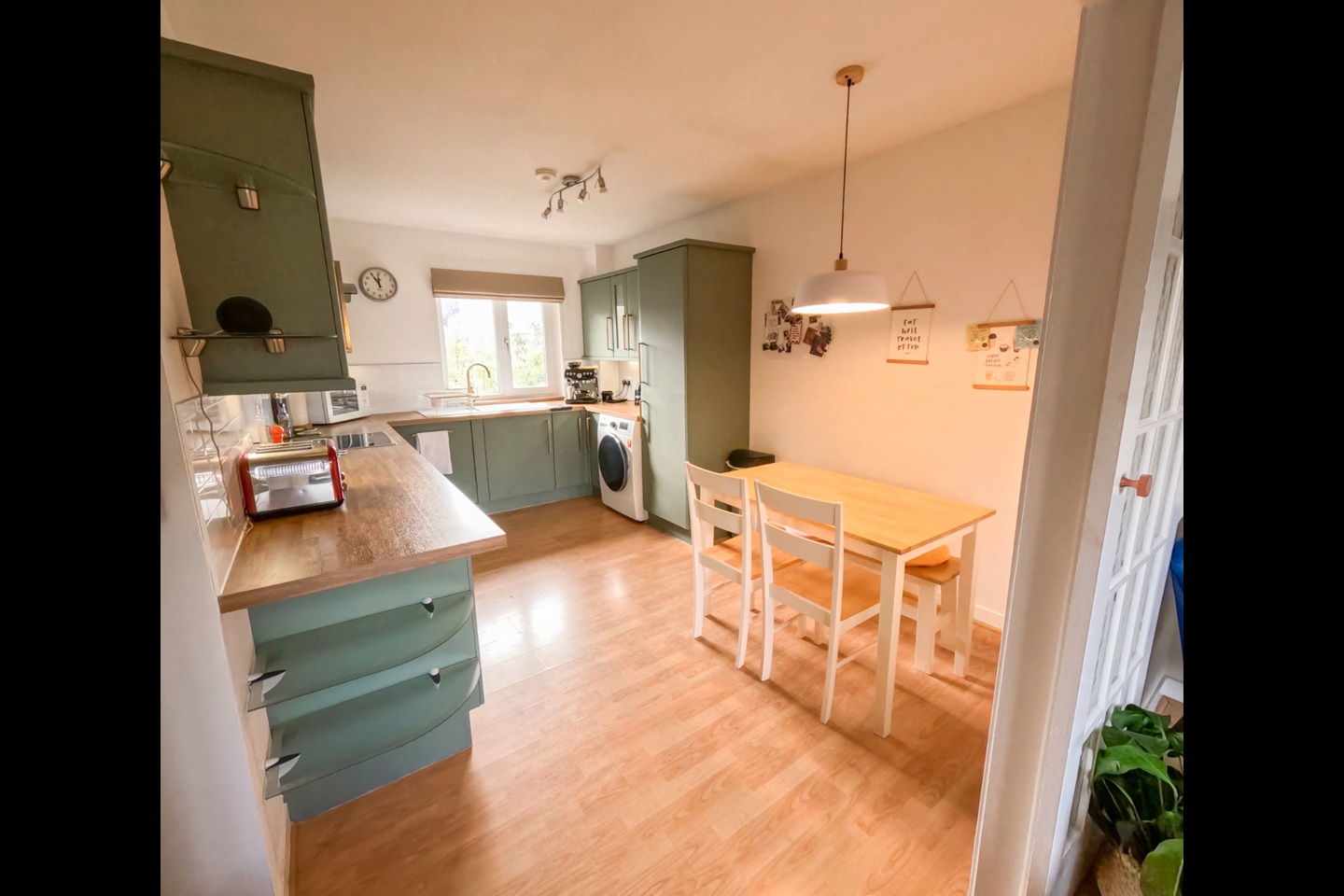 2 Bed Flat, Allanfield, EH7 photo 5
