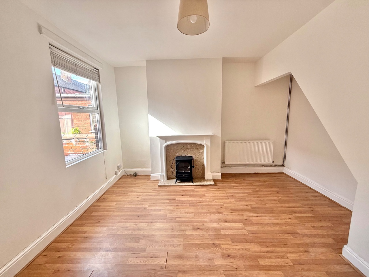 2 Bed End Terrace, Ilford St, M11 photo 2