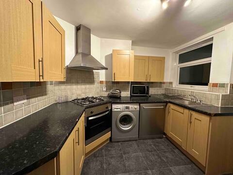 2 Bed Flat, Belle Vue Road, LS3 photo 3